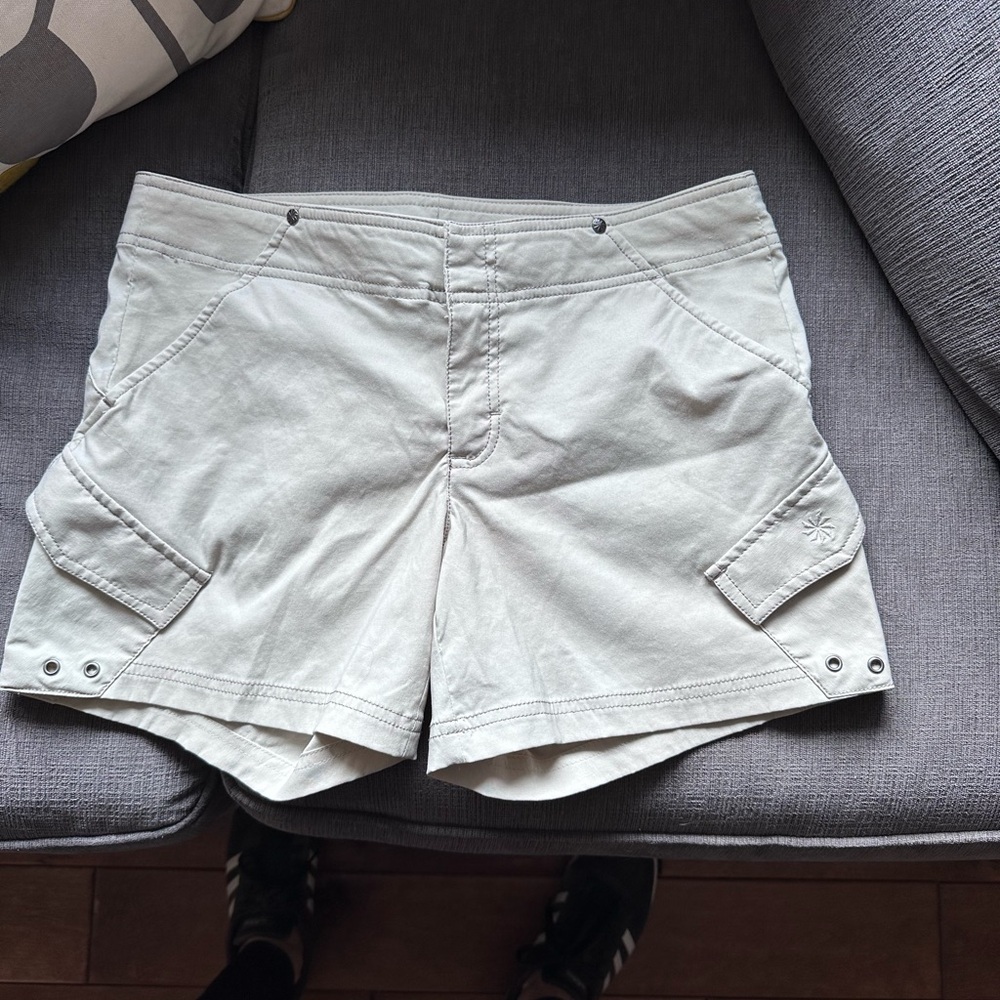 Athleta hiking shorts. Guc. Size 6. Khaki color